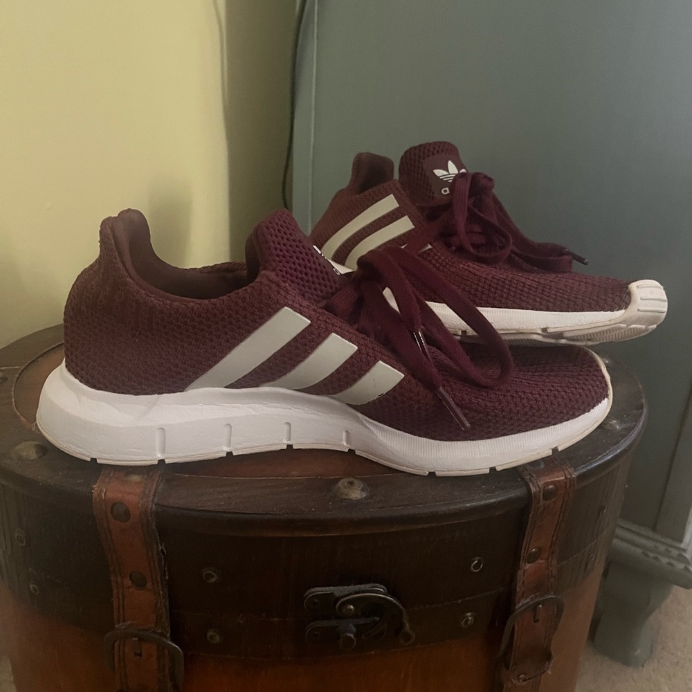 ADIDAS WOMENS SWIFT RUN 1.0 RUNNING SHOE - Picture 2 of 6